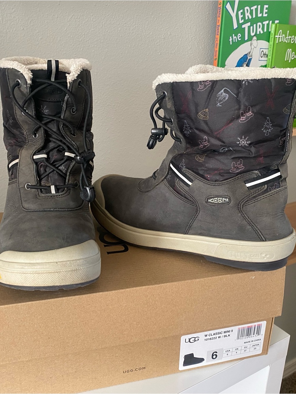 Keen Women's Dark Gray Winter Lace-Up Boots with Cream Shearling Collar